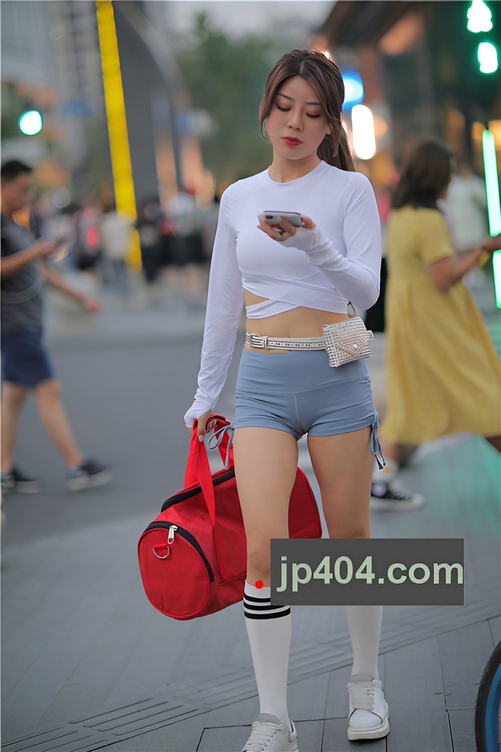 漂亮的极品露腰短裤美女【套图+视频】