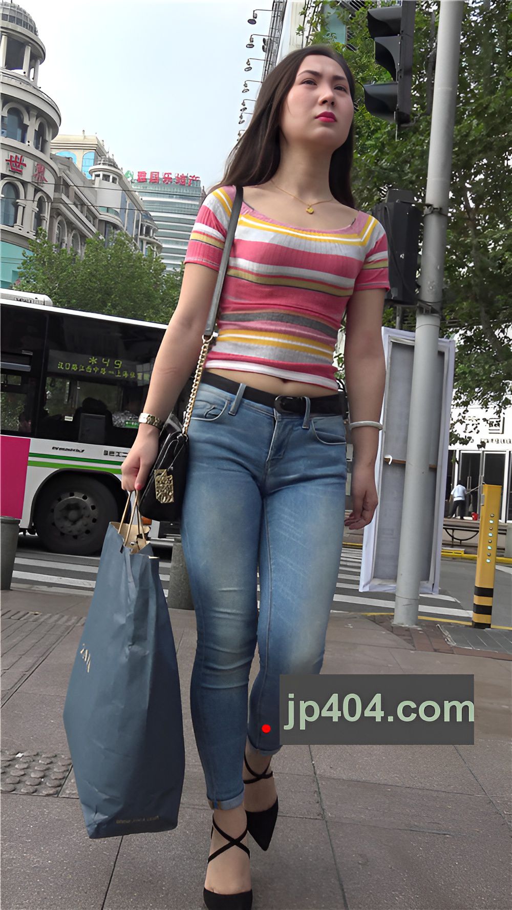 漂亮的牛仔紧身裤小姐姐[1.33G/MP4]