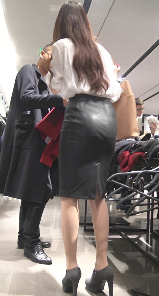 漂亮的皮裙小姐姐《一》[662M/MP4]