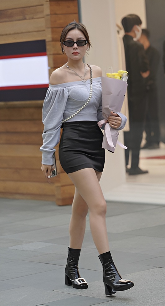 抱着花花的包屯黑裙美女【套图+视频】