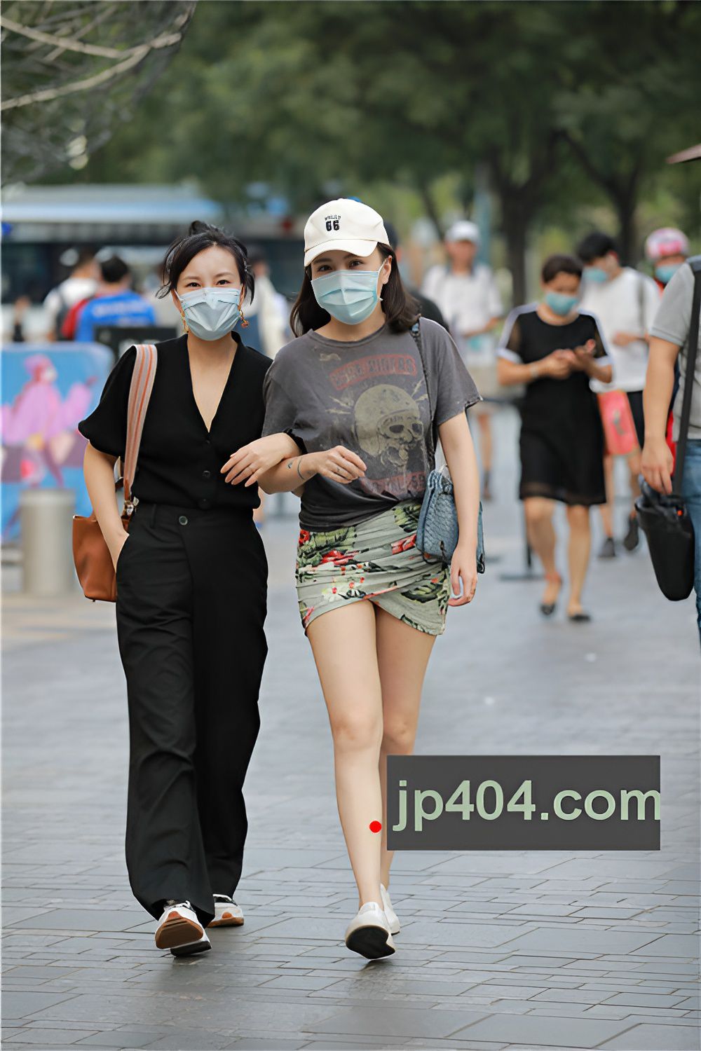 紧身包臀花裙妹子(63P)[657M/JPG]