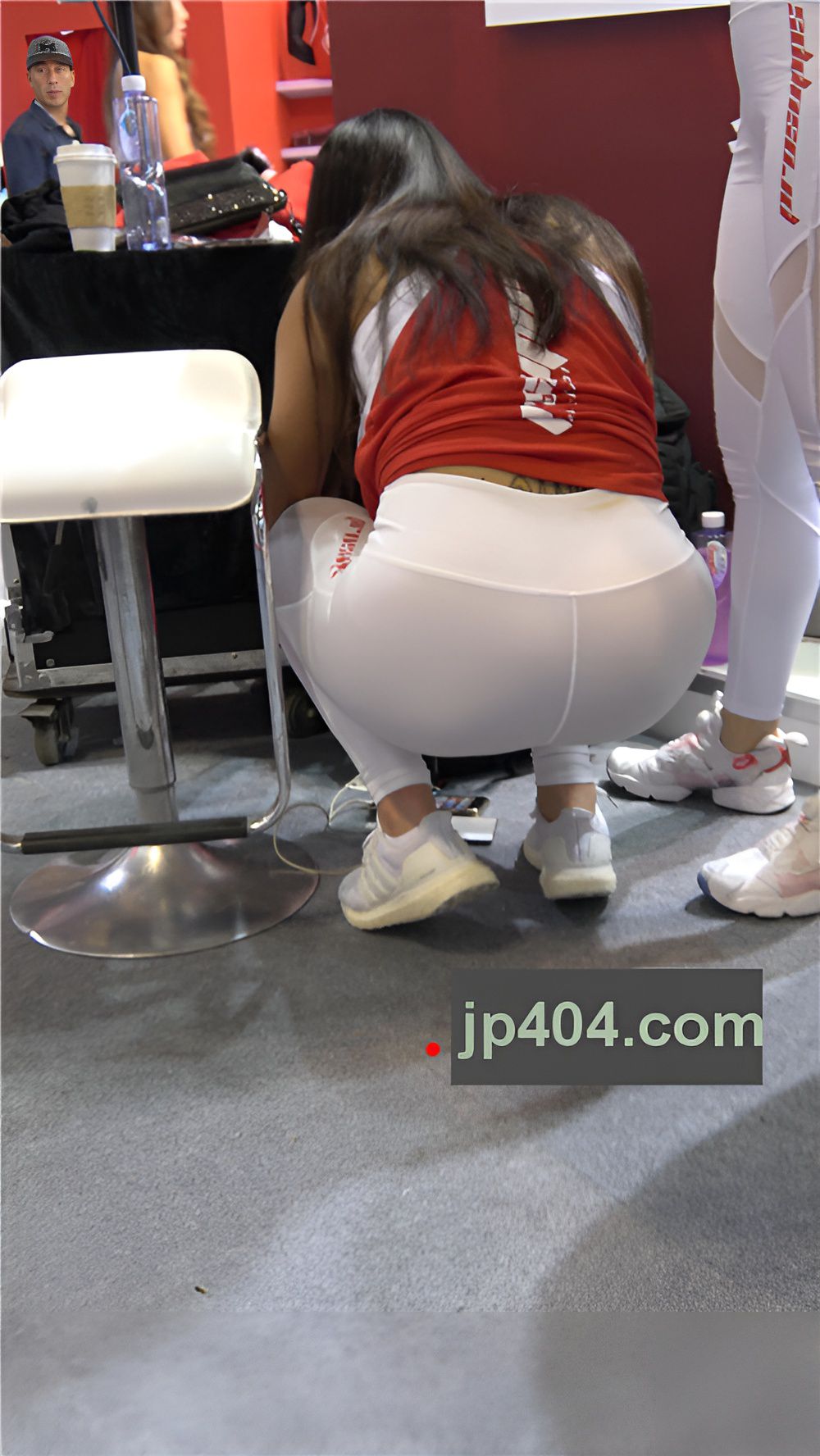 漂亮的白裤紧身美女[1.33G/MP4]