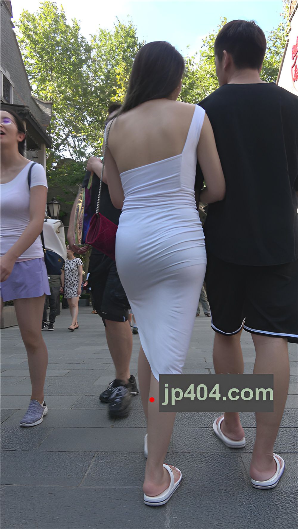 丰满的白色紧身裙美女[1.15G/MP4]