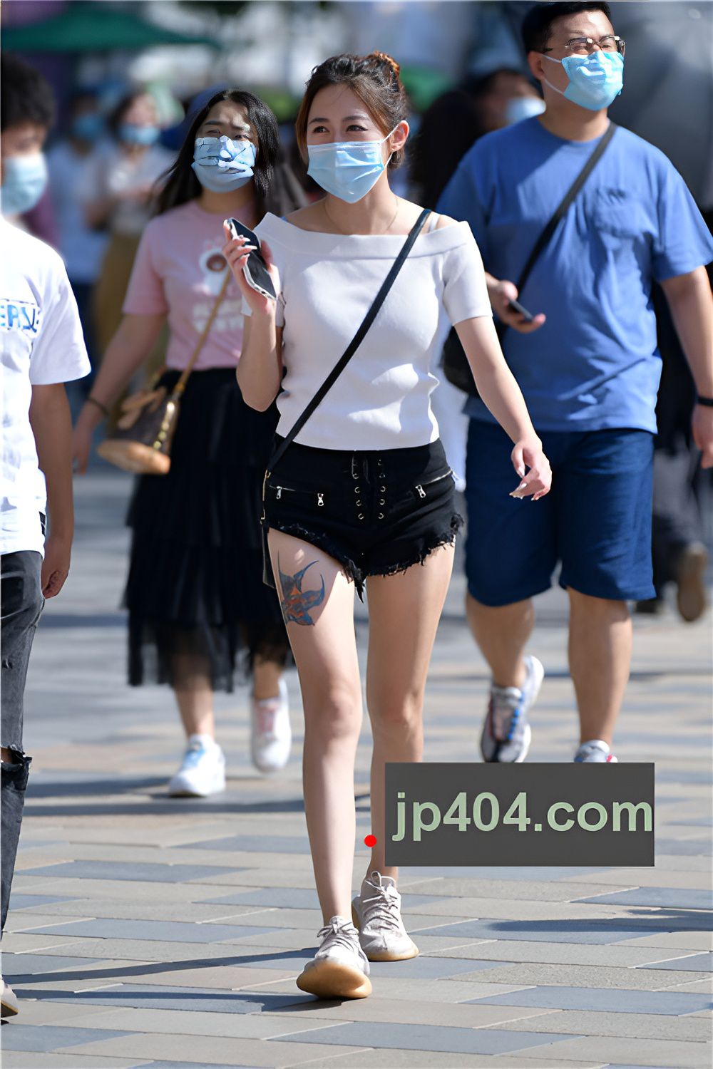 黑色热裤妹子(16P)[242M/JPG]