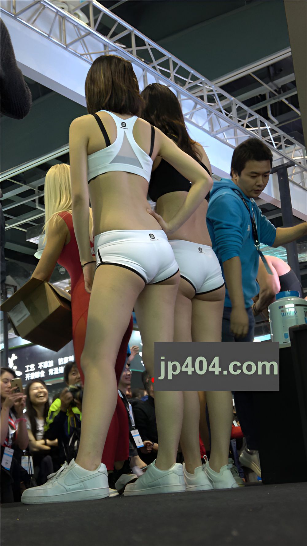 漂亮的极品短裤月牙小姐姐[6.46G/MP4]