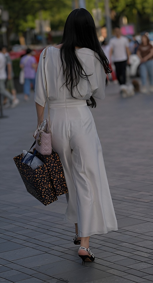 漂亮的白色休闲装小姐姐(27P)[608M/JPG]