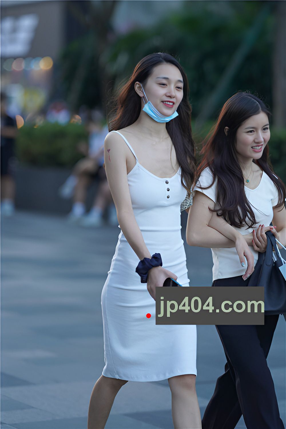 白色长裙吊带妹子(30P)[308M/JPG]