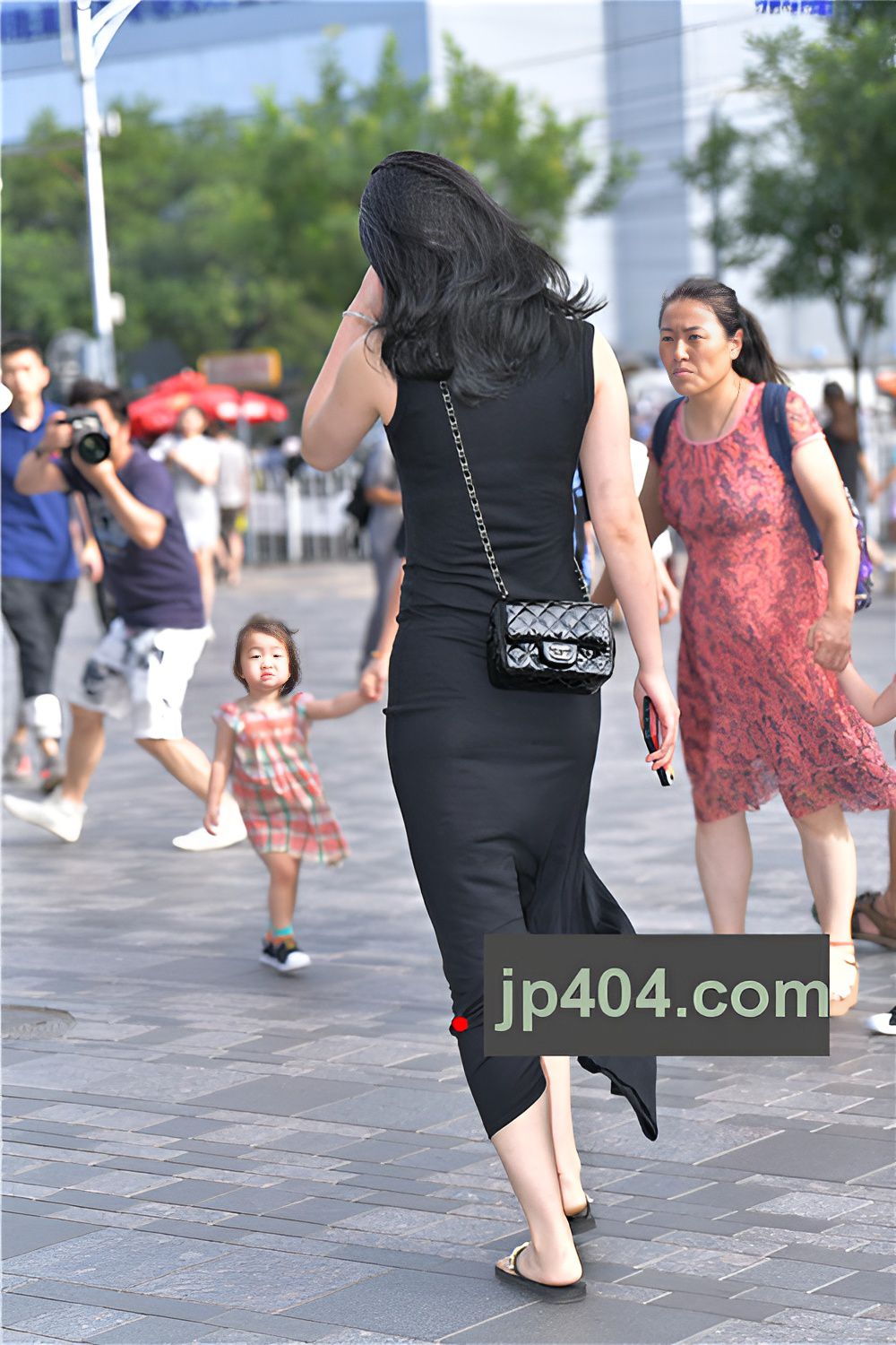 黑色连体长裙美女(18P)[239M/JPG]