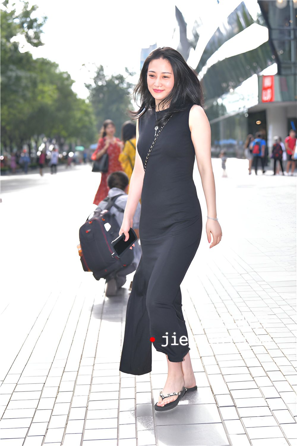 黑色连体长裙美女(18P)[239M/JPG]