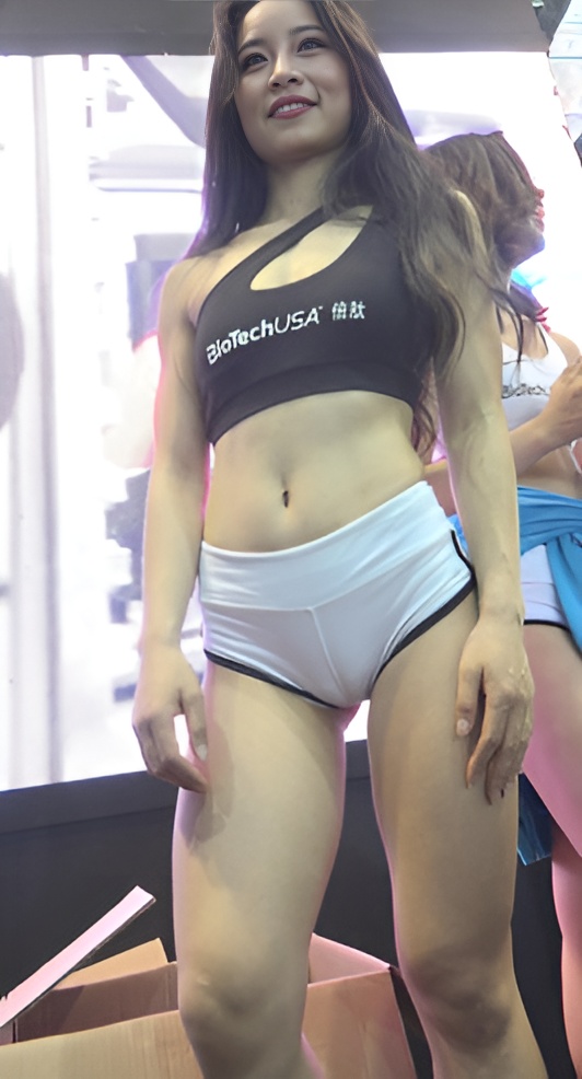 极品白色小短裤微显骆驼趾 [885M/MP4]