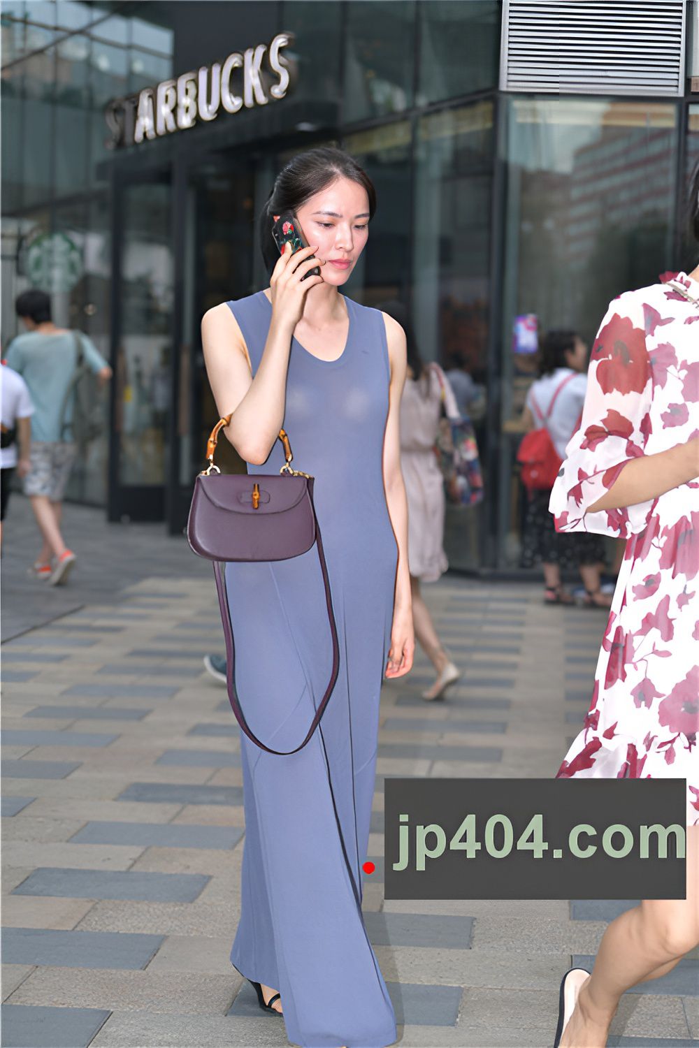 连体长裙妹子(52P)[792M/JPG]