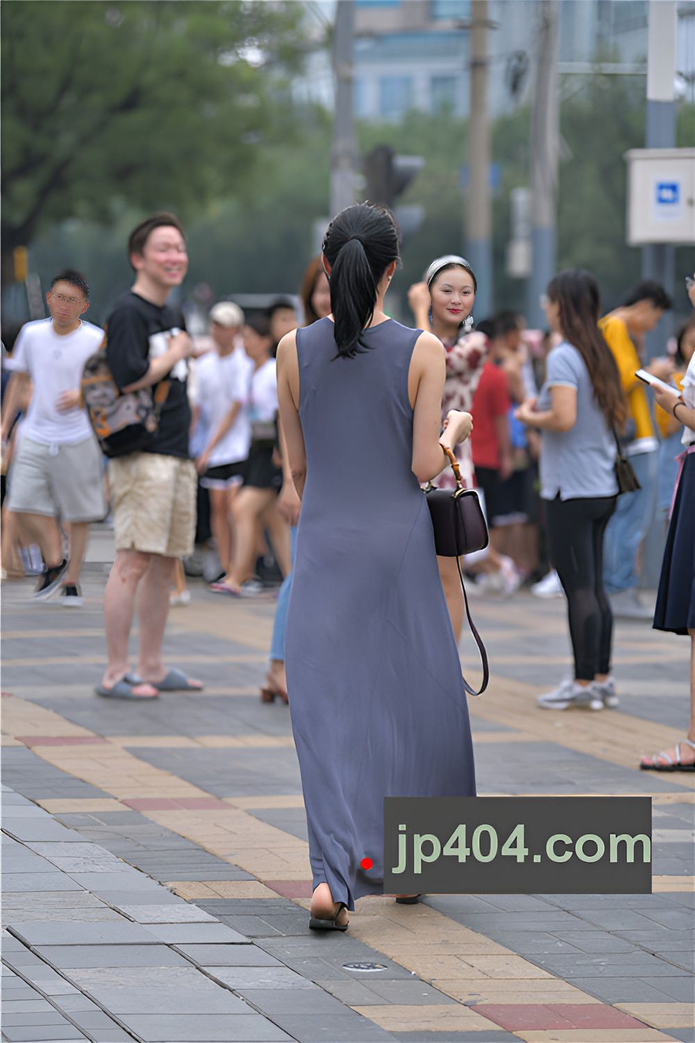 连体长裙妹子(52P)[792M/JPG]