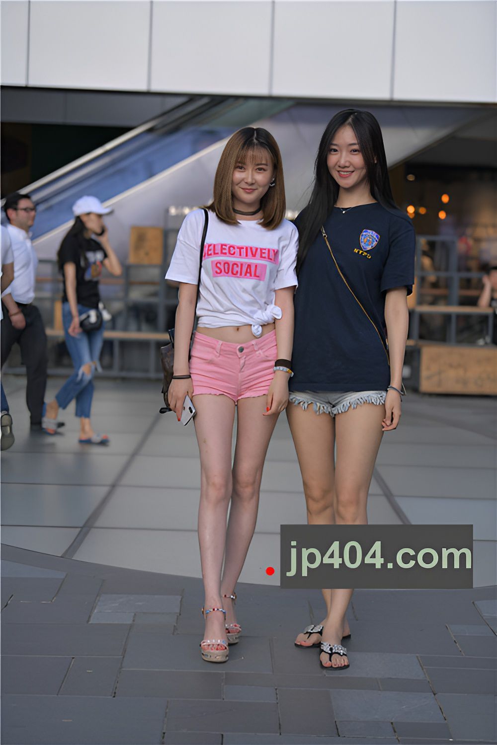 粉色热裤美女(26P)[337M/JPG]