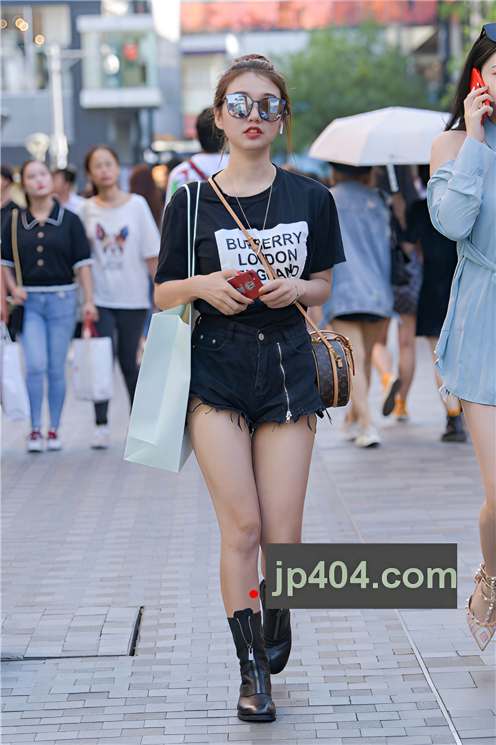 酷酷的黑色热裤月牙小姐姐(42P)[604M/JPG]