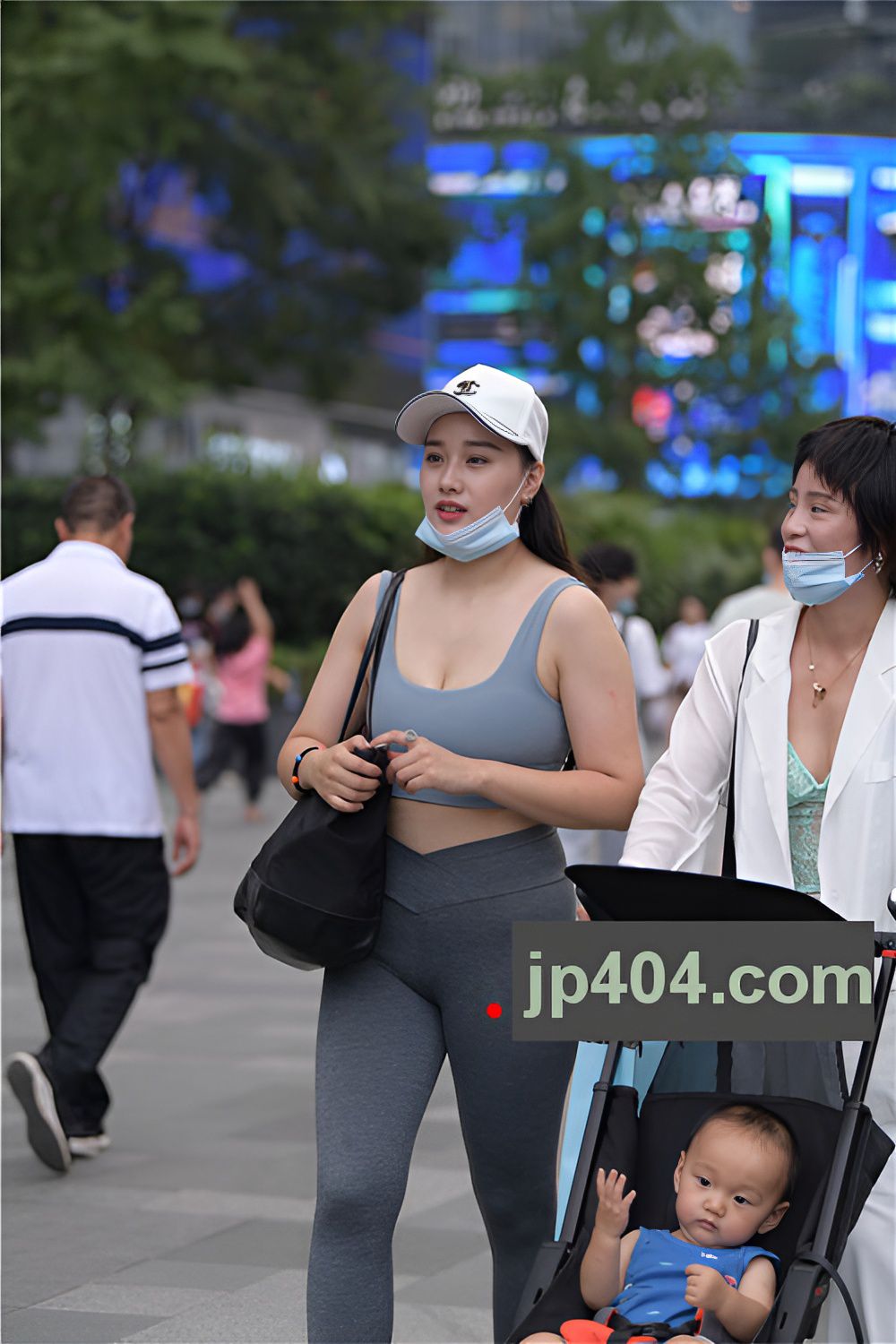 丰腴的紧身裤美女(62P)[1.35G/JPG]