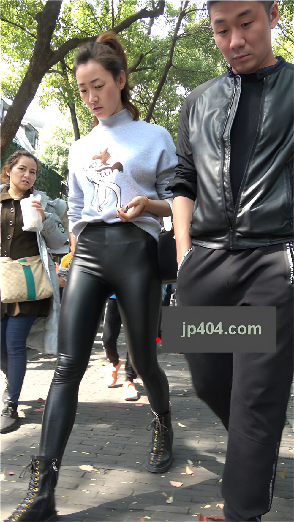 黑色紧身皮裤妹子[664M/MP4]