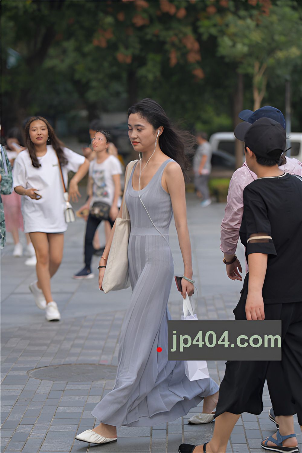 听歌的漂亮长裙美女(20P)[467M/JPG]