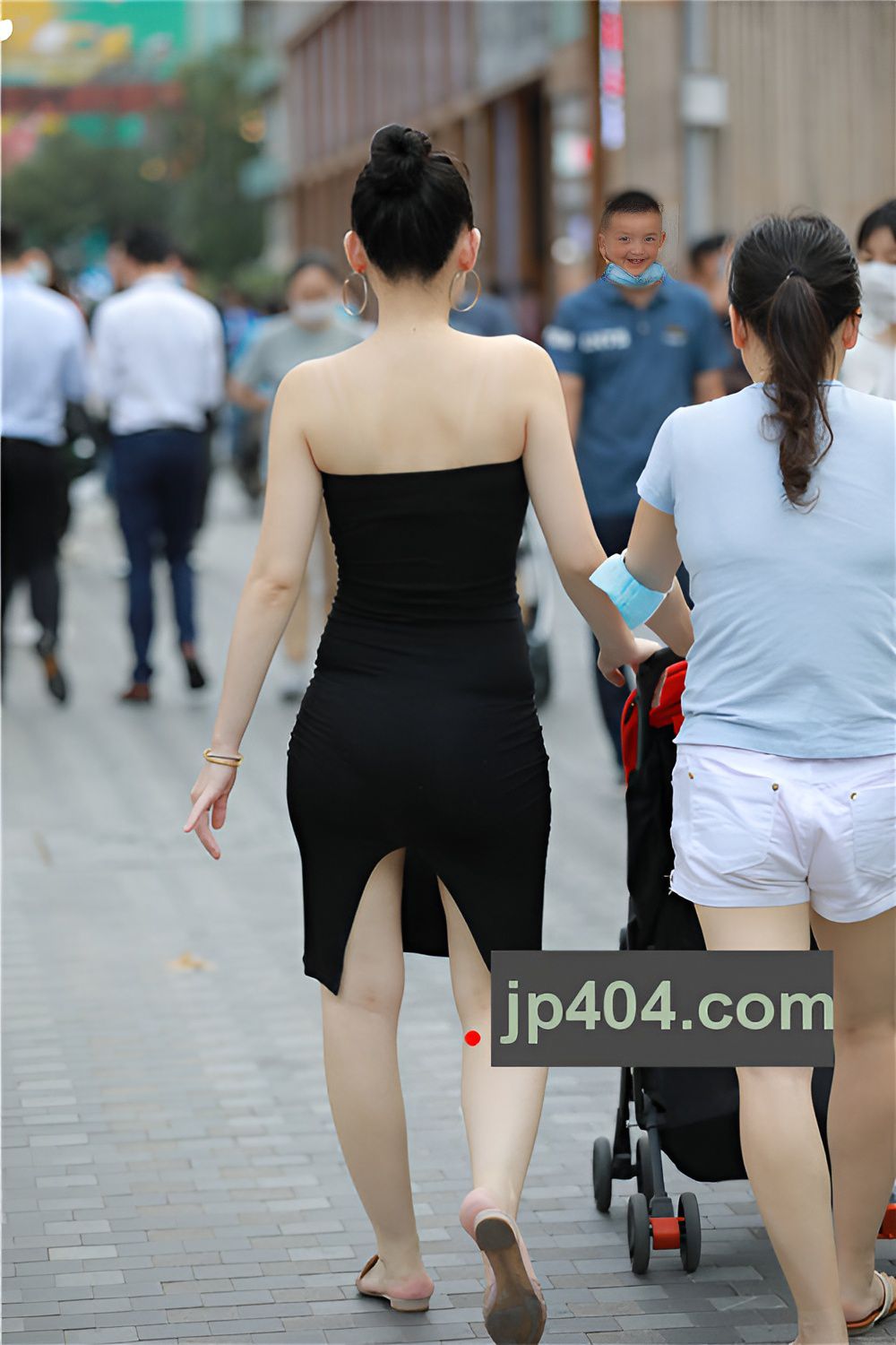 一字抹胸装丰腴美女(70P)[701M/JPG]