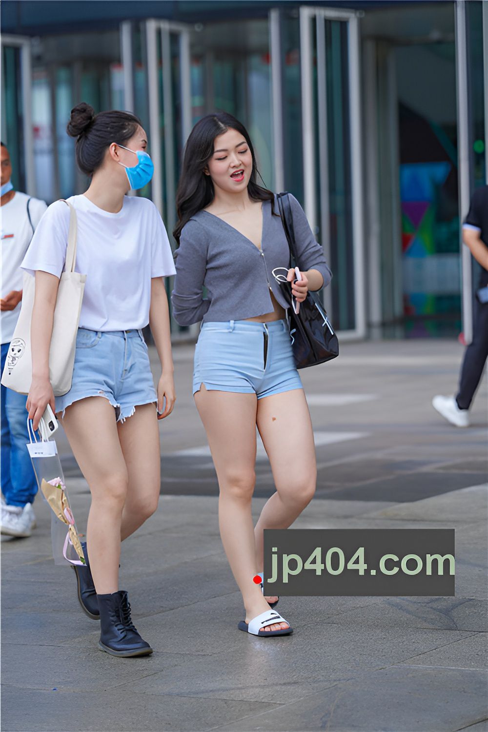 漂亮的牛仔热裤美女(47P)[864M/JPG]