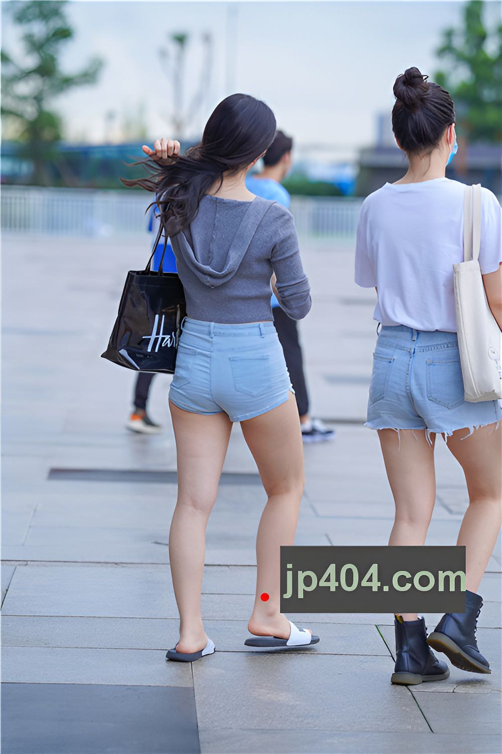 漂亮的牛仔热裤美女(47P)[864M/JPG]