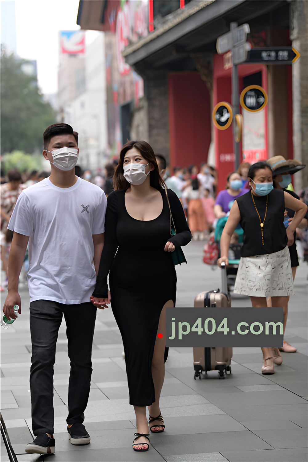 丰满的黑色长裙美女(58P)[1.26G/JPG]