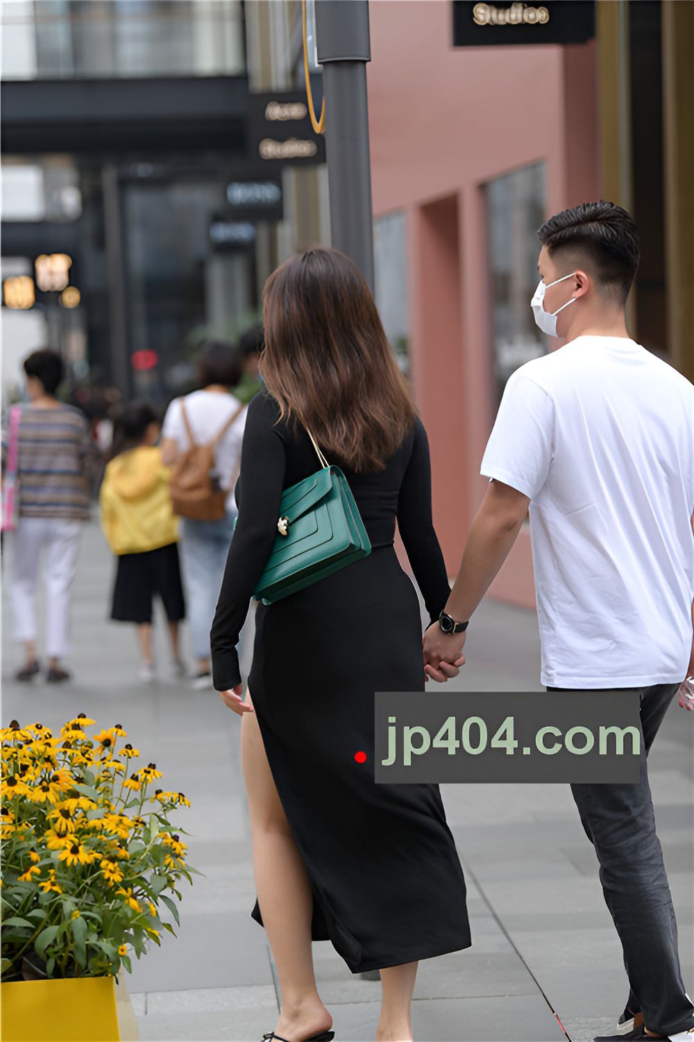 丰满的黑色长裙美女(58P)[1.26G/JPG]