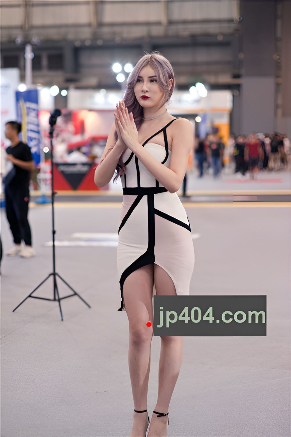 白色连体包臀裙美女(43P)[372M/JPG]