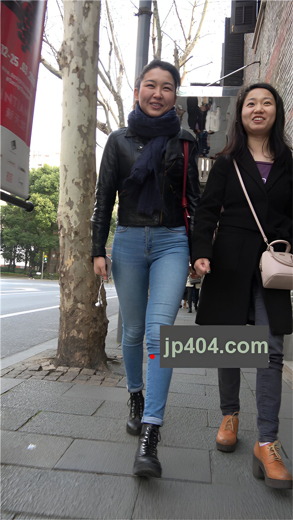 丰腴蓝牛紧身牛仔裤美女[2.52G/MP4]