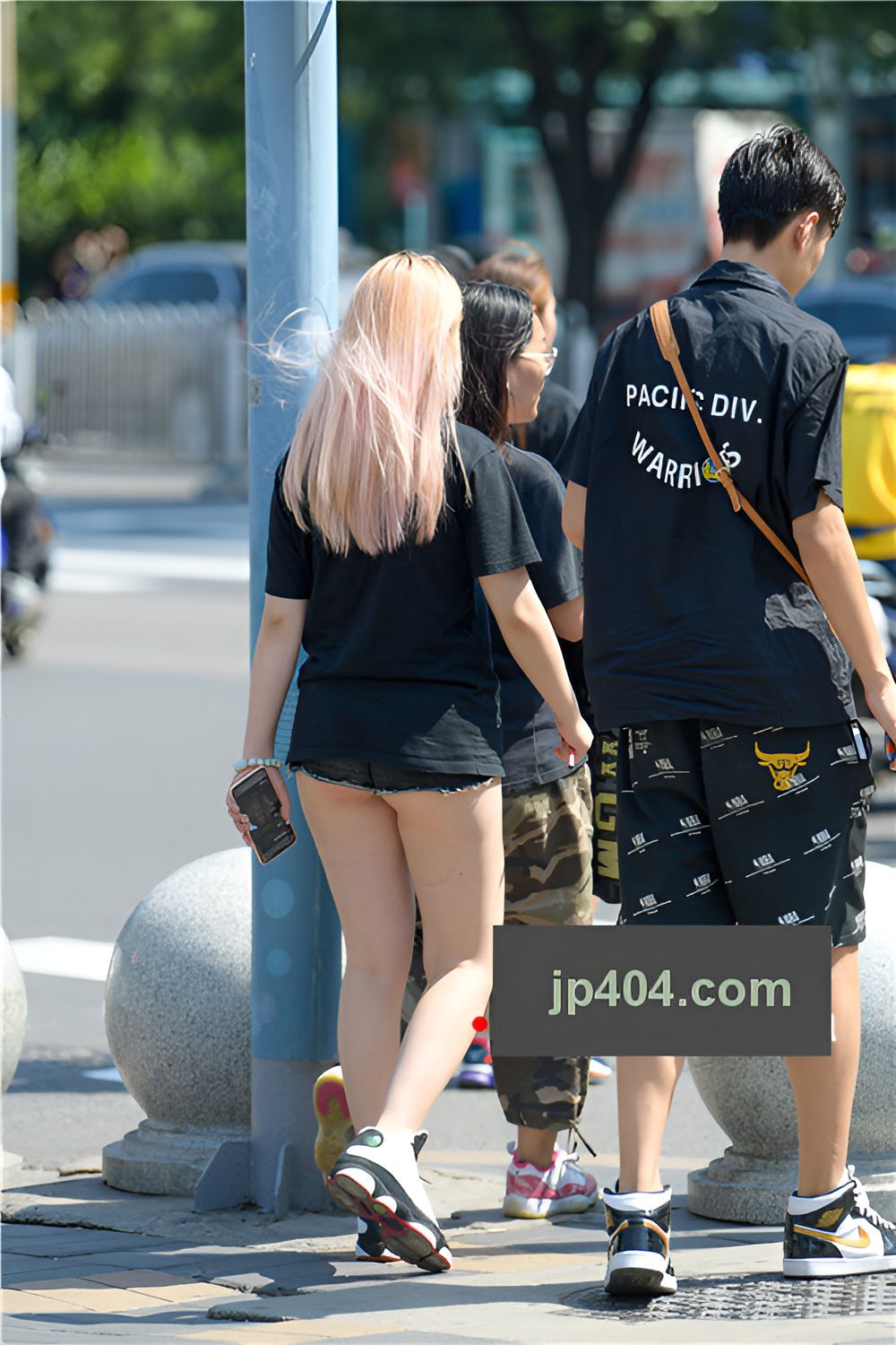 黑色热裤月牙小姐姐(26P)[414M/JPG]