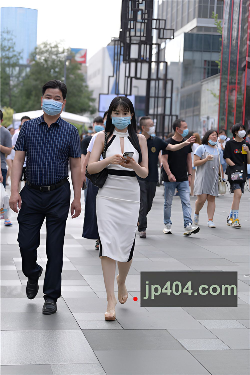 白色包臀裙美女(44P)[937M/JPG]