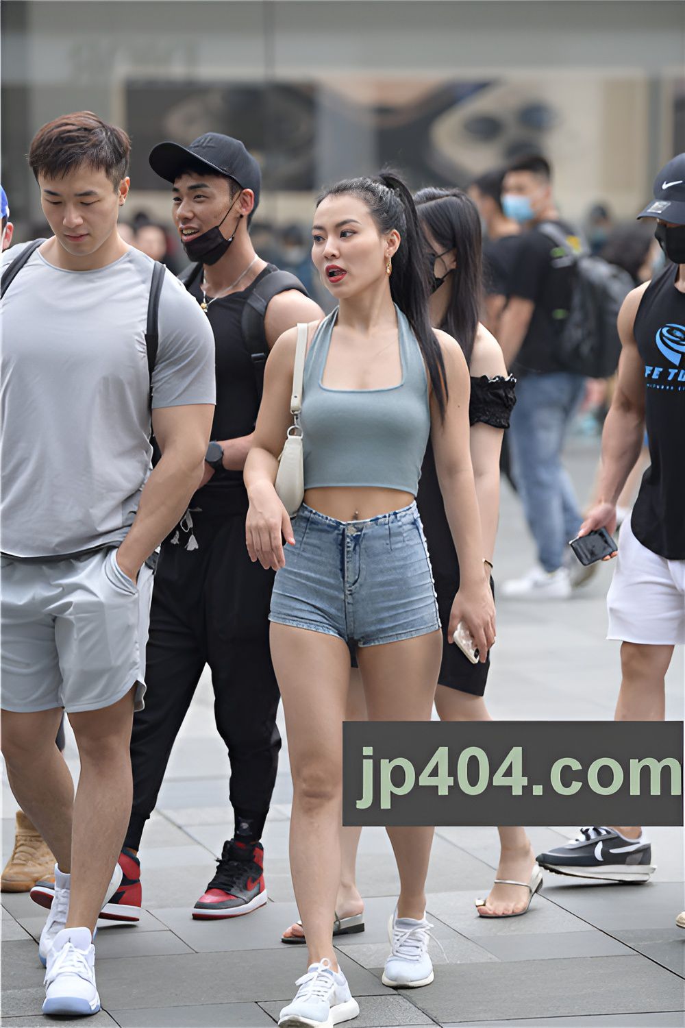 紧身牛仔热裤美女(73P)[934M/JPG]