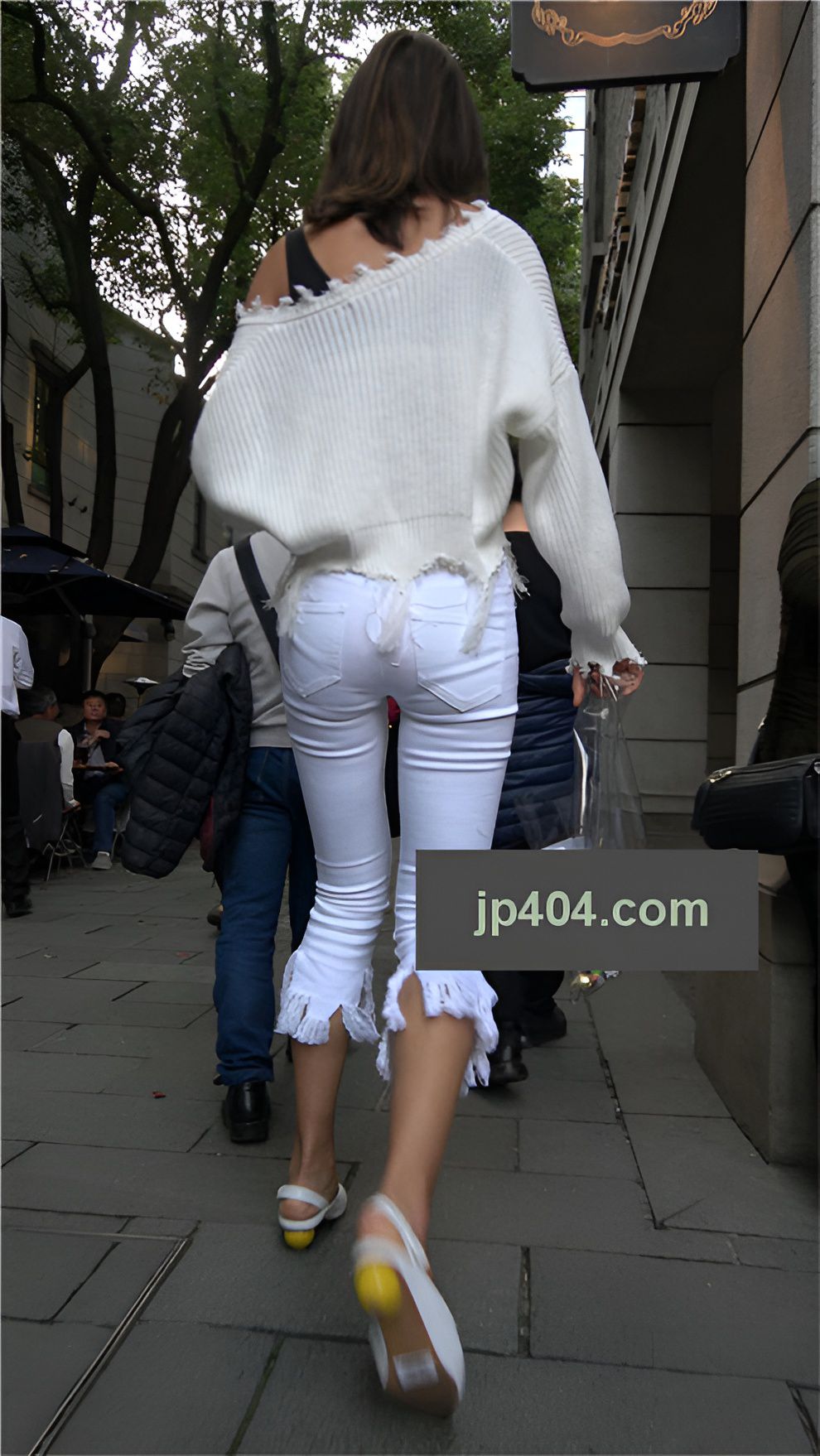 白色紧身七分裤长腿美女[1.73G/MP4]