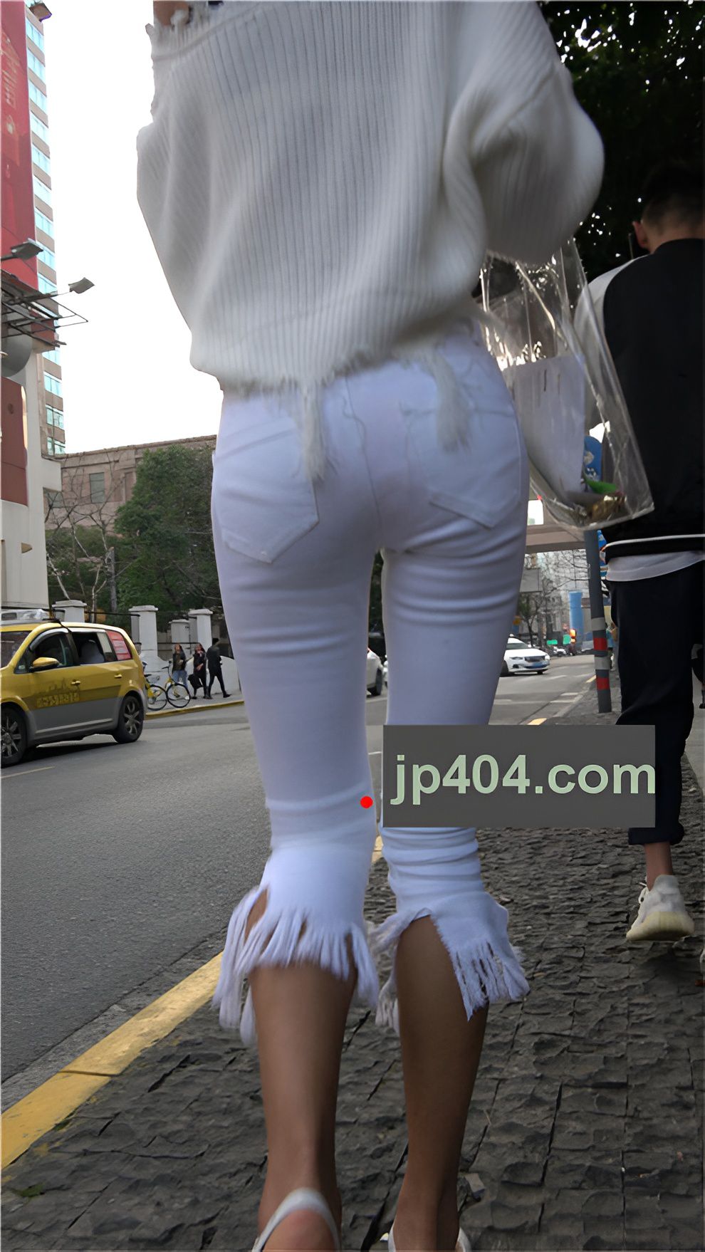 白色紧身七分裤长腿美女[1.73G/MP4]