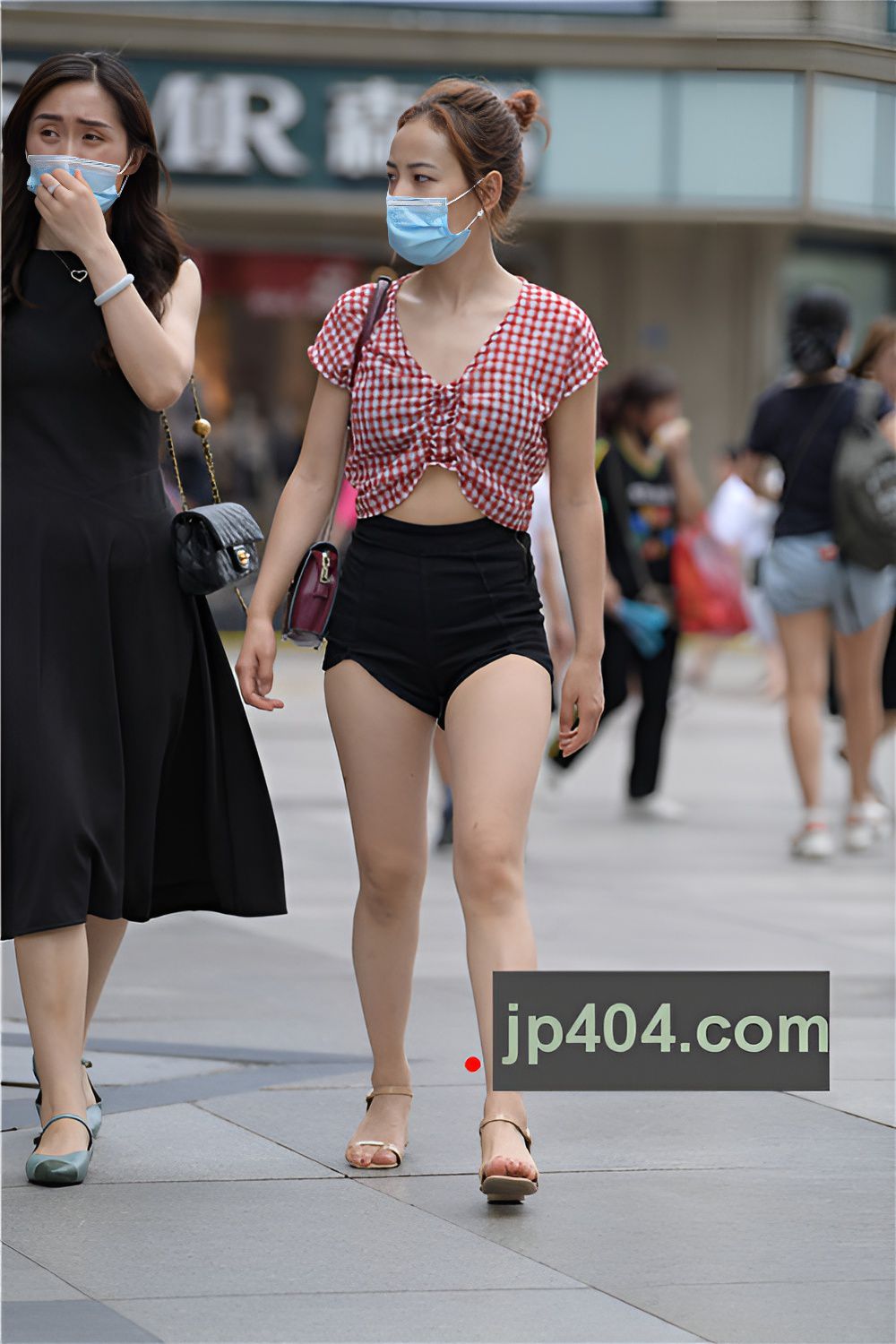 高腰黑色短裤妹子(76P)[1.55G/JPG]