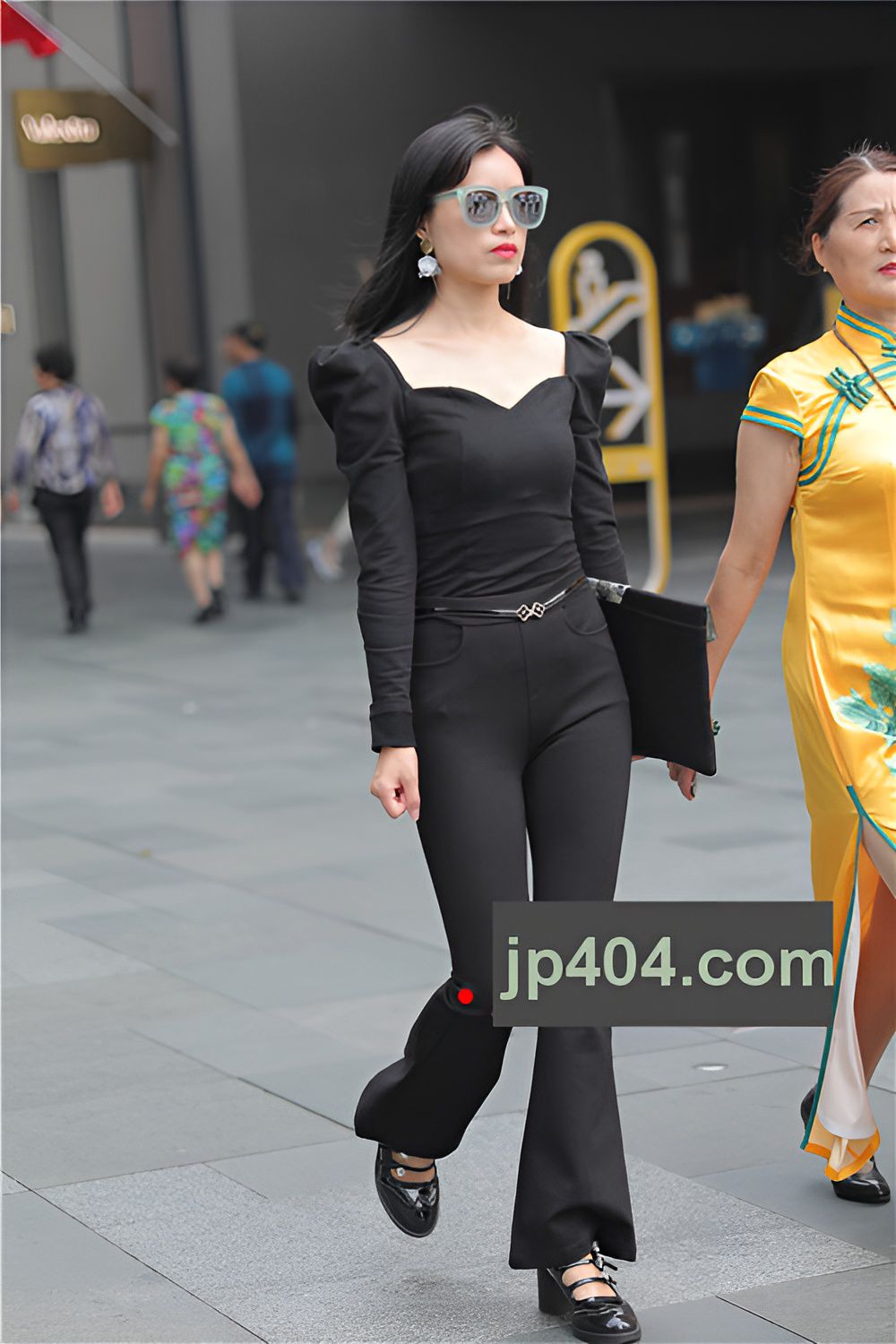 黑色紧身喇叭裤小姐姐(64P)[486M/JPG]