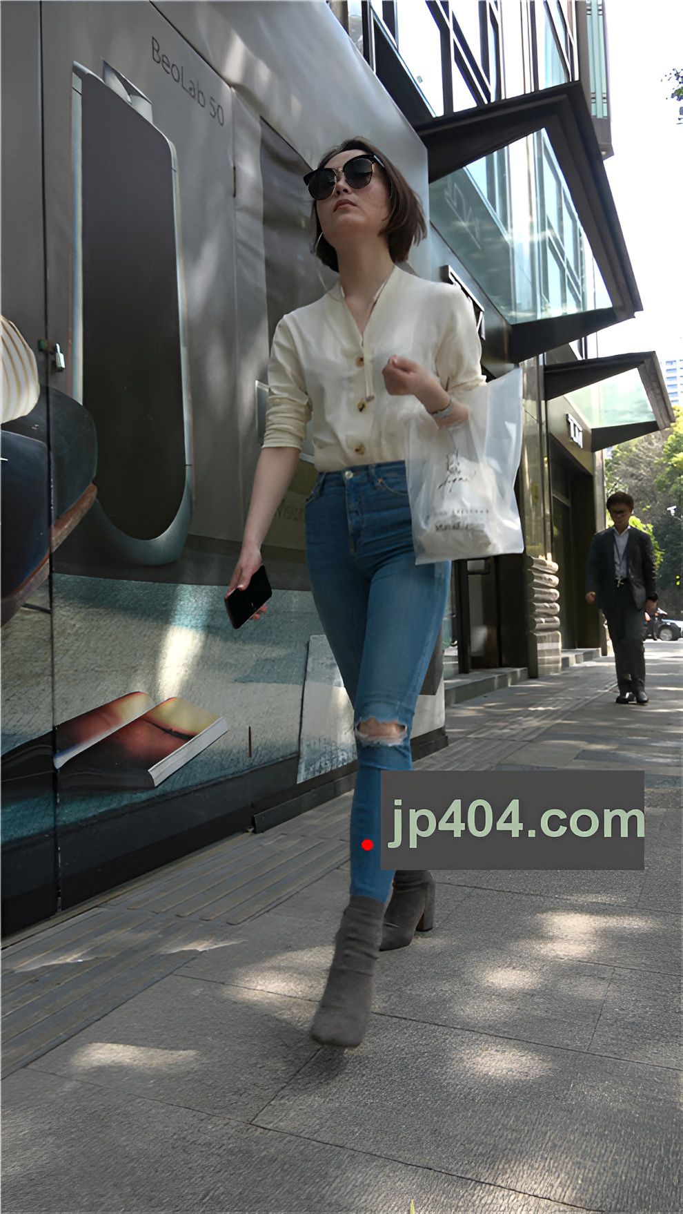 紧身牛仔裤短发小姐姐[2.33G/MP4]