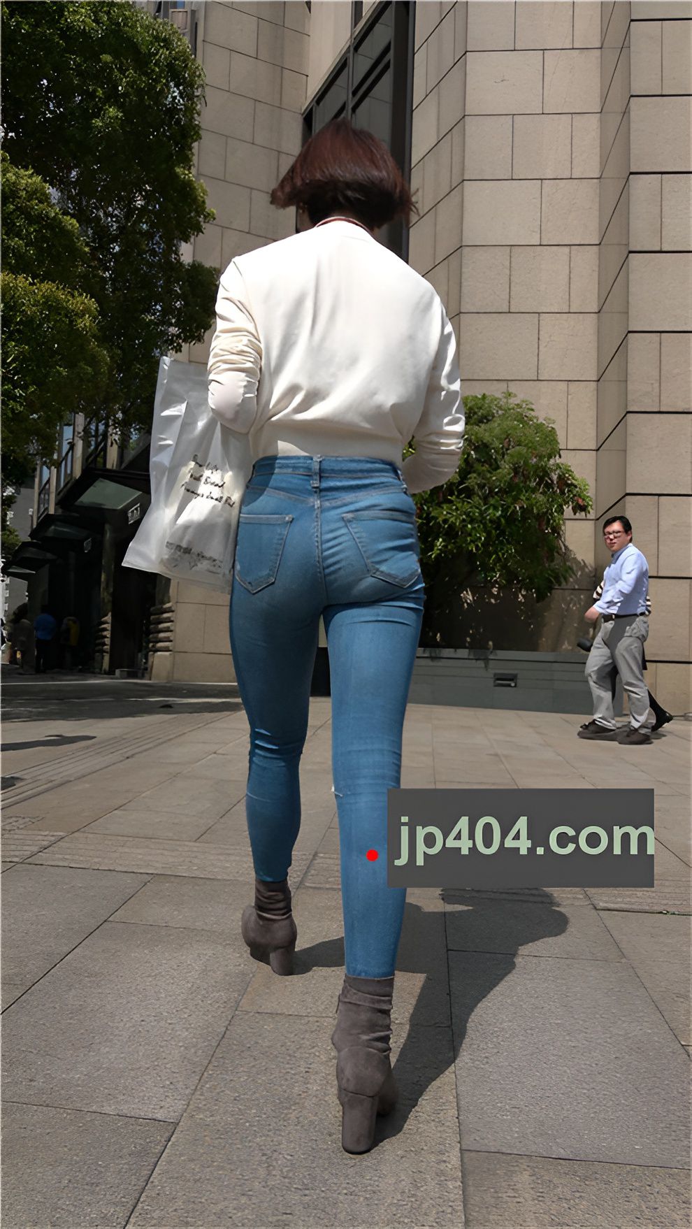 紧身牛仔裤短发小姐姐[2.33G/MP4]