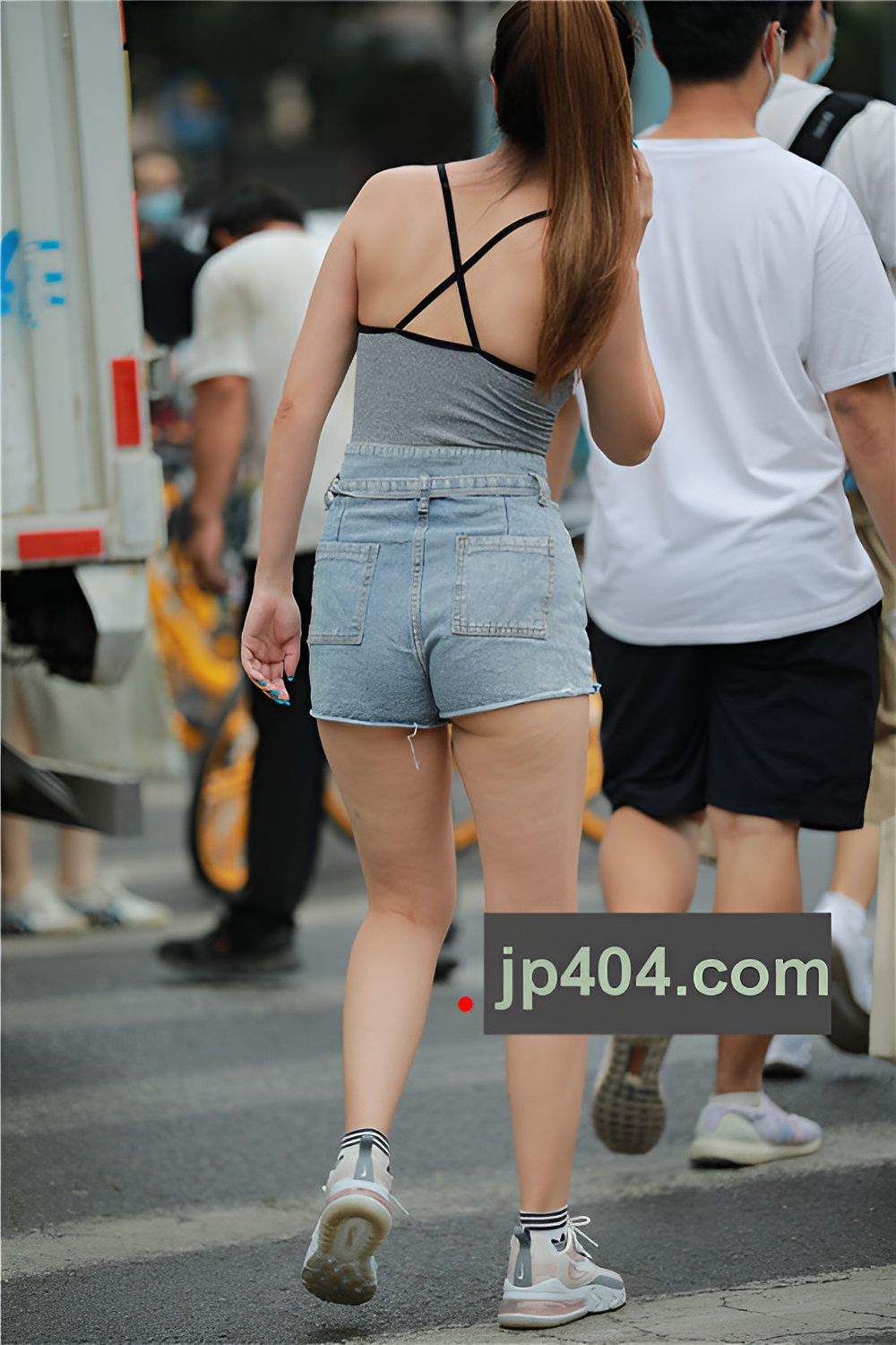 漂亮的热裤小姐姐(53P)[624M/JPG]