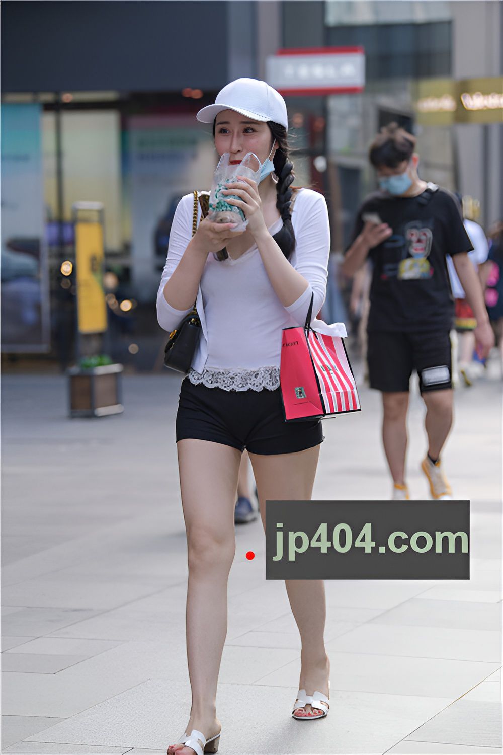 黑色短裤美女(102P)[1.54G/JPG]