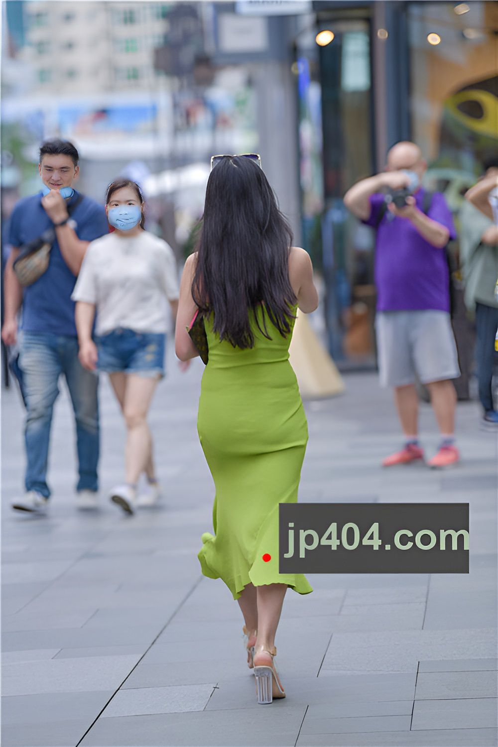 绿色一字抹胸长裙美女(48P)[726M/JPG]