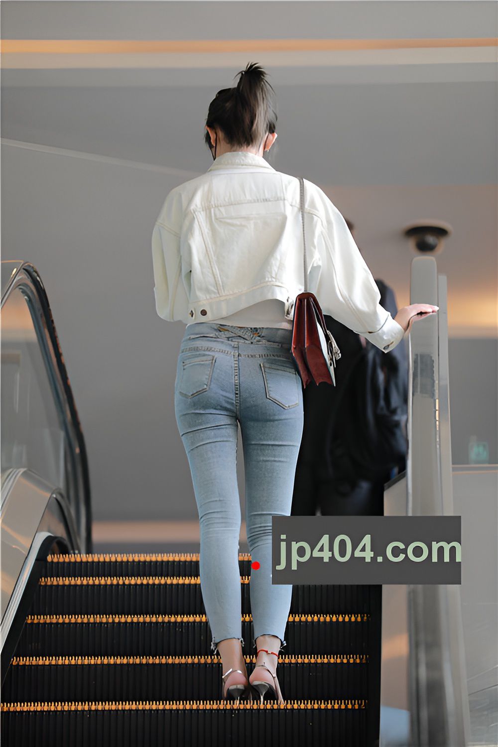 紧身牛仔裤小姐姐(77P)[895M/JPG]