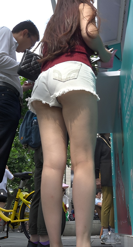 丰腴吊带红衣美女[2.2G/MP4]
