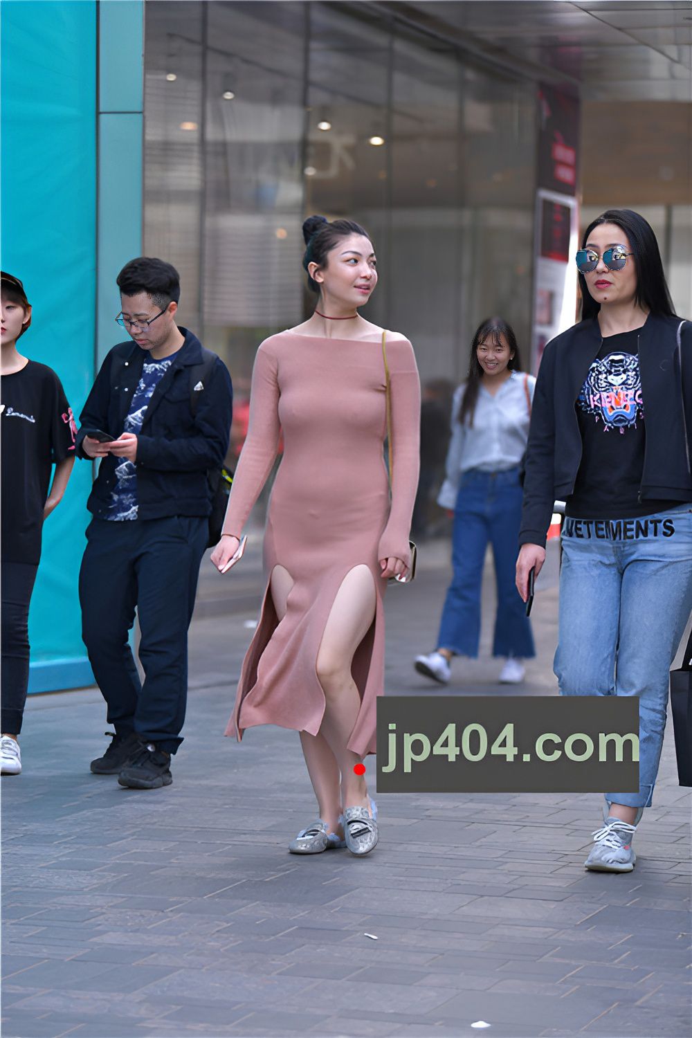 丰腴长裙美女(34P)[856M/JPG]