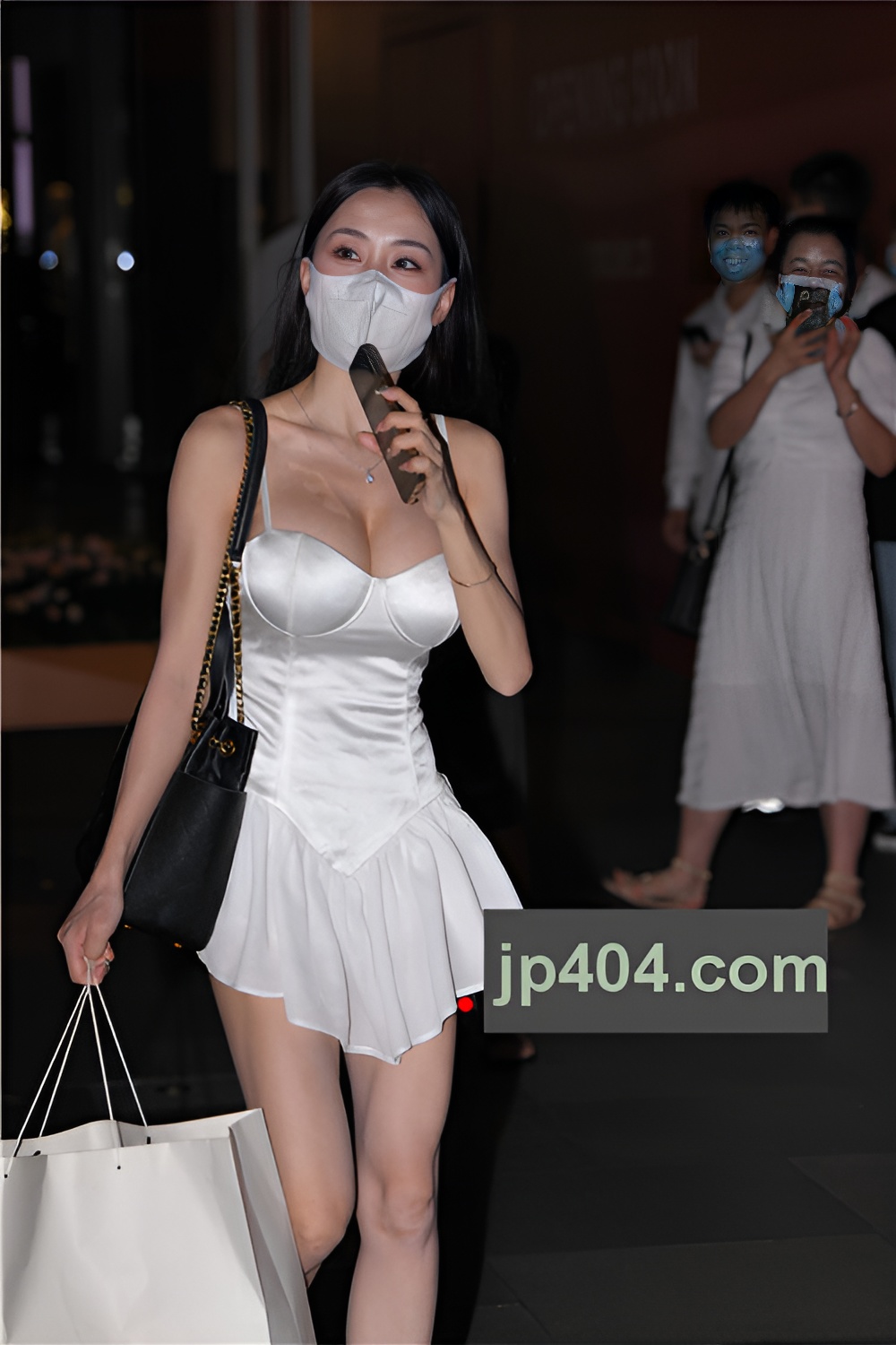 性感的吊带女孩【套图+视频】