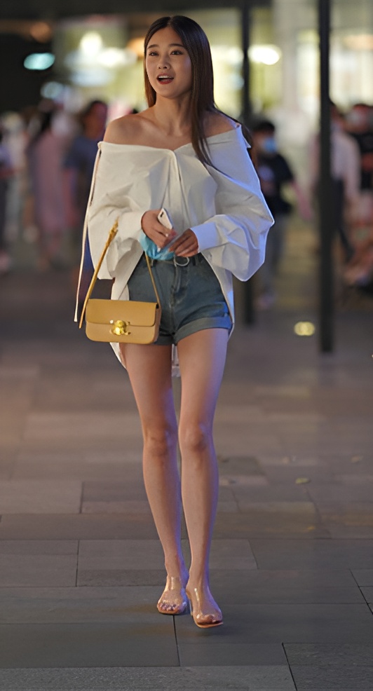 热裤长腿美女(70P)[1.05G/JPG]