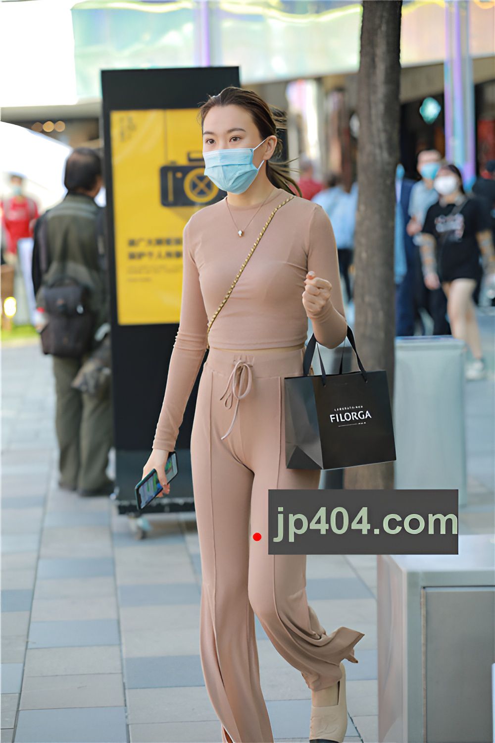 漂亮的紧身美女【套图+视频】