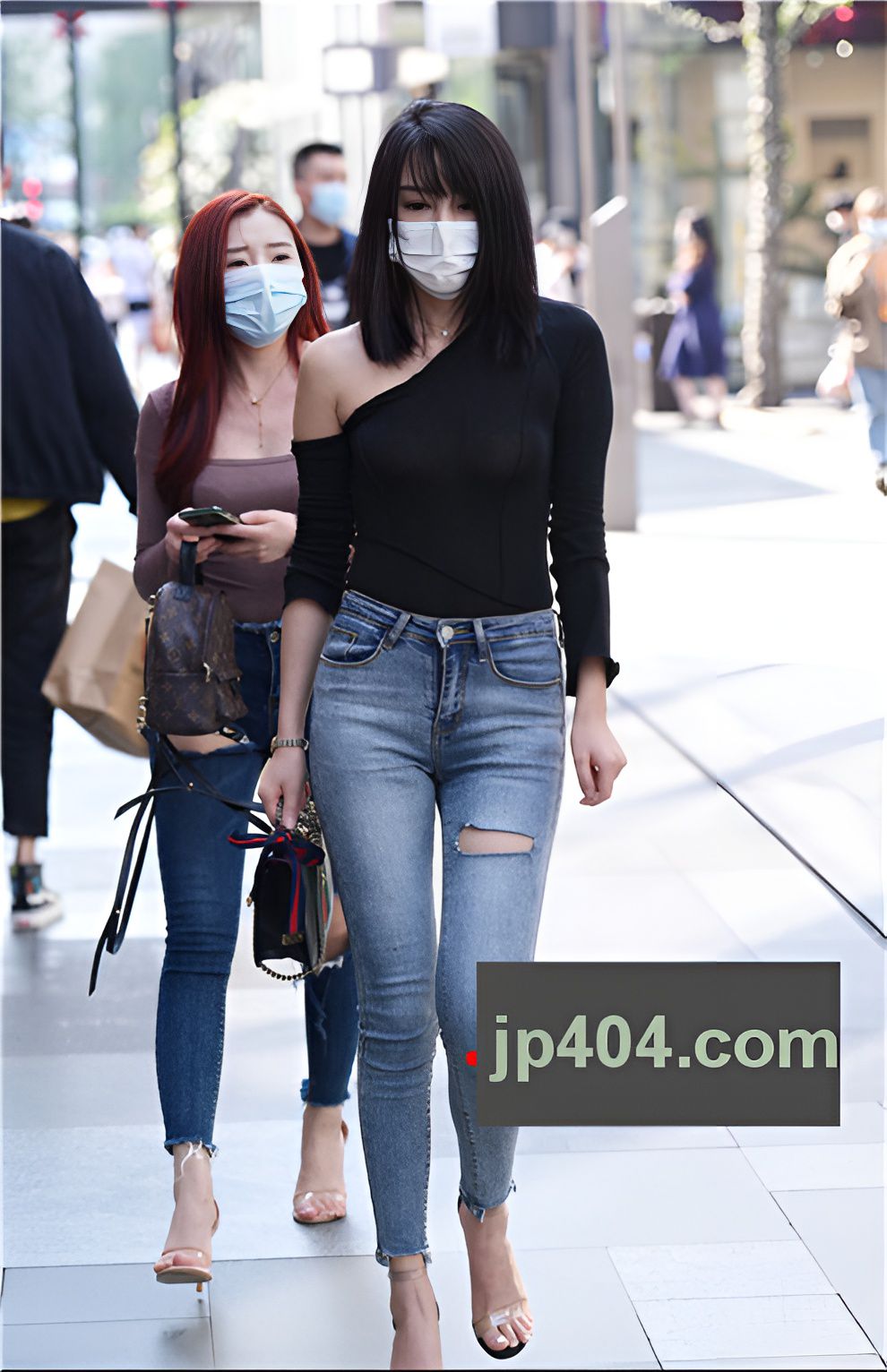 黑衣牛仔裤美女【套图+视频】