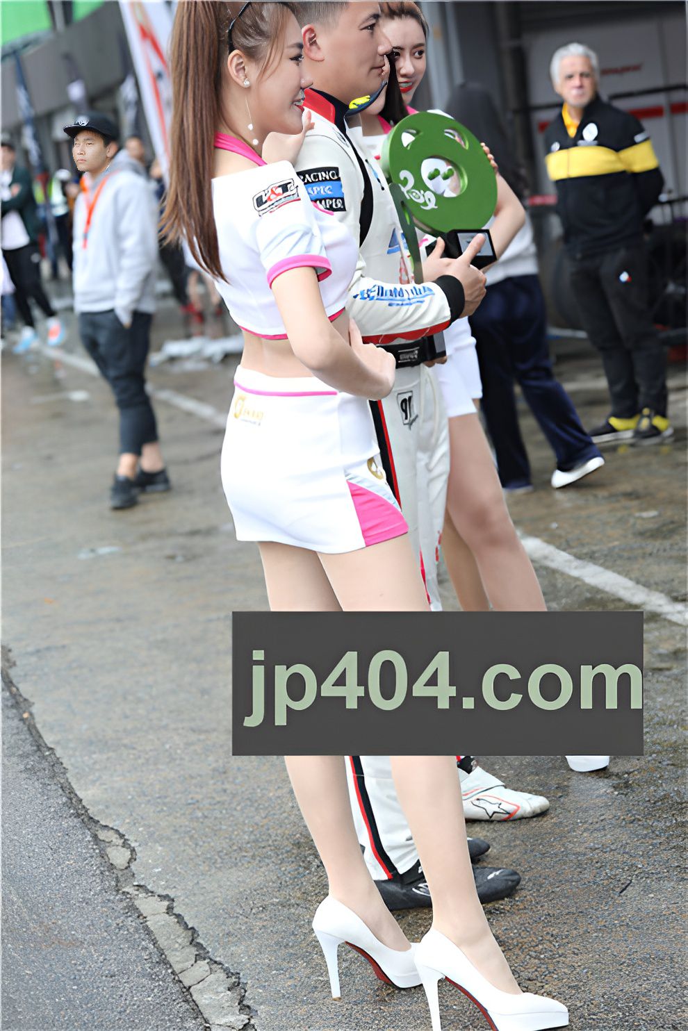 漂亮的长腿车模【套图+视频】