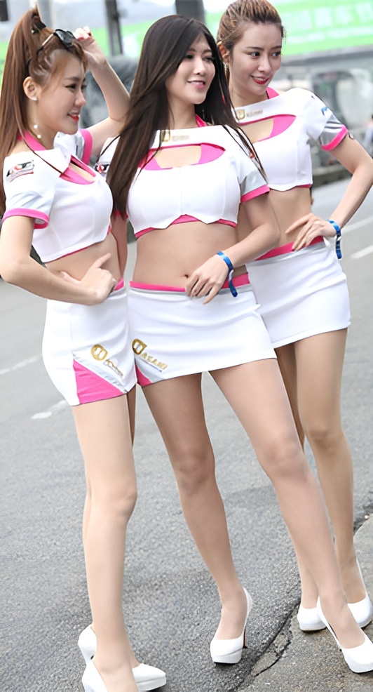 漂亮的长腿车模【套图+视频】