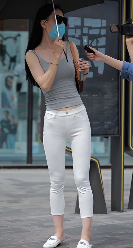 打着伞的白裤妹子【套图+视频】